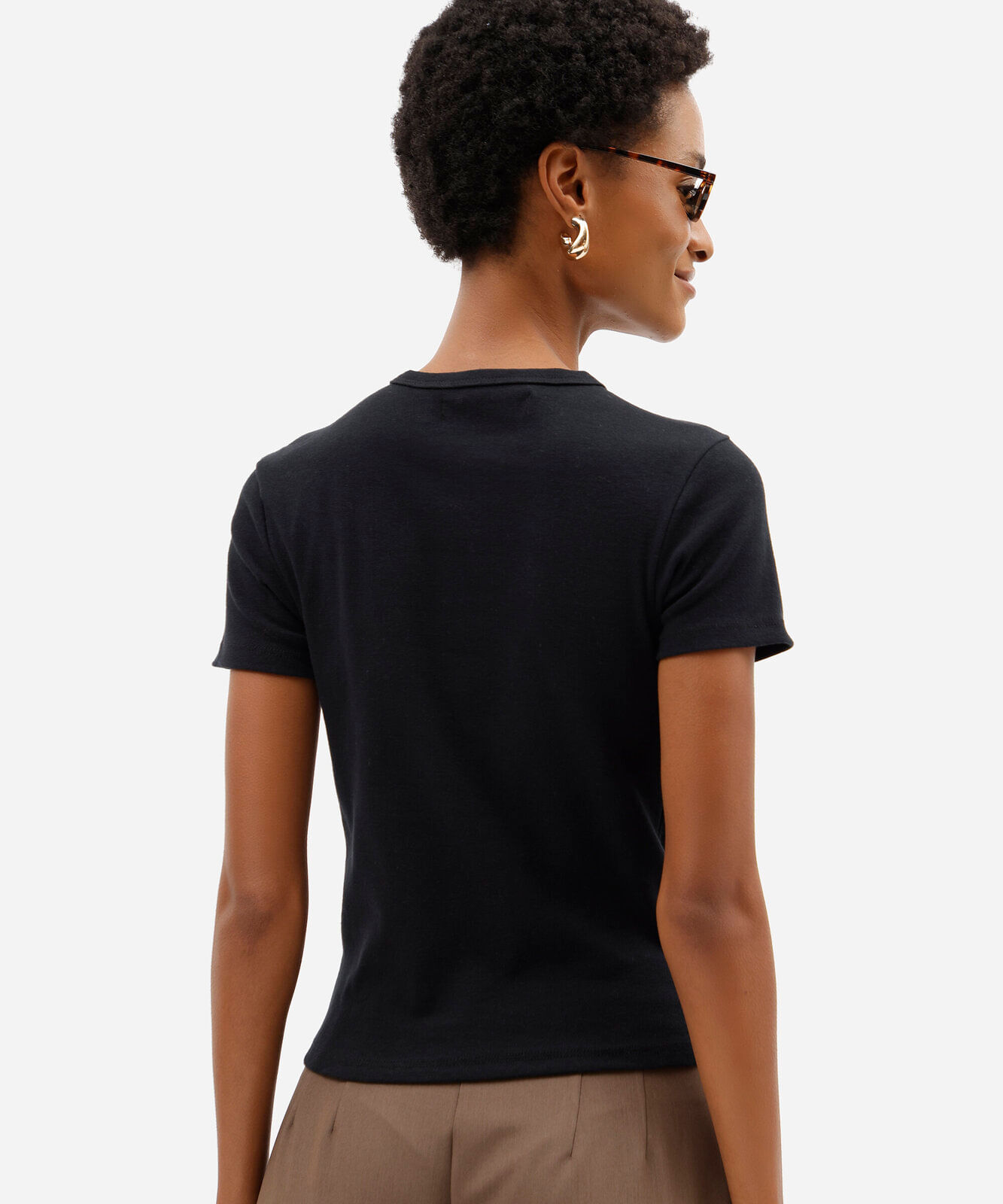 blusa básica feminina baby look de manga curta em malha ribana preta
