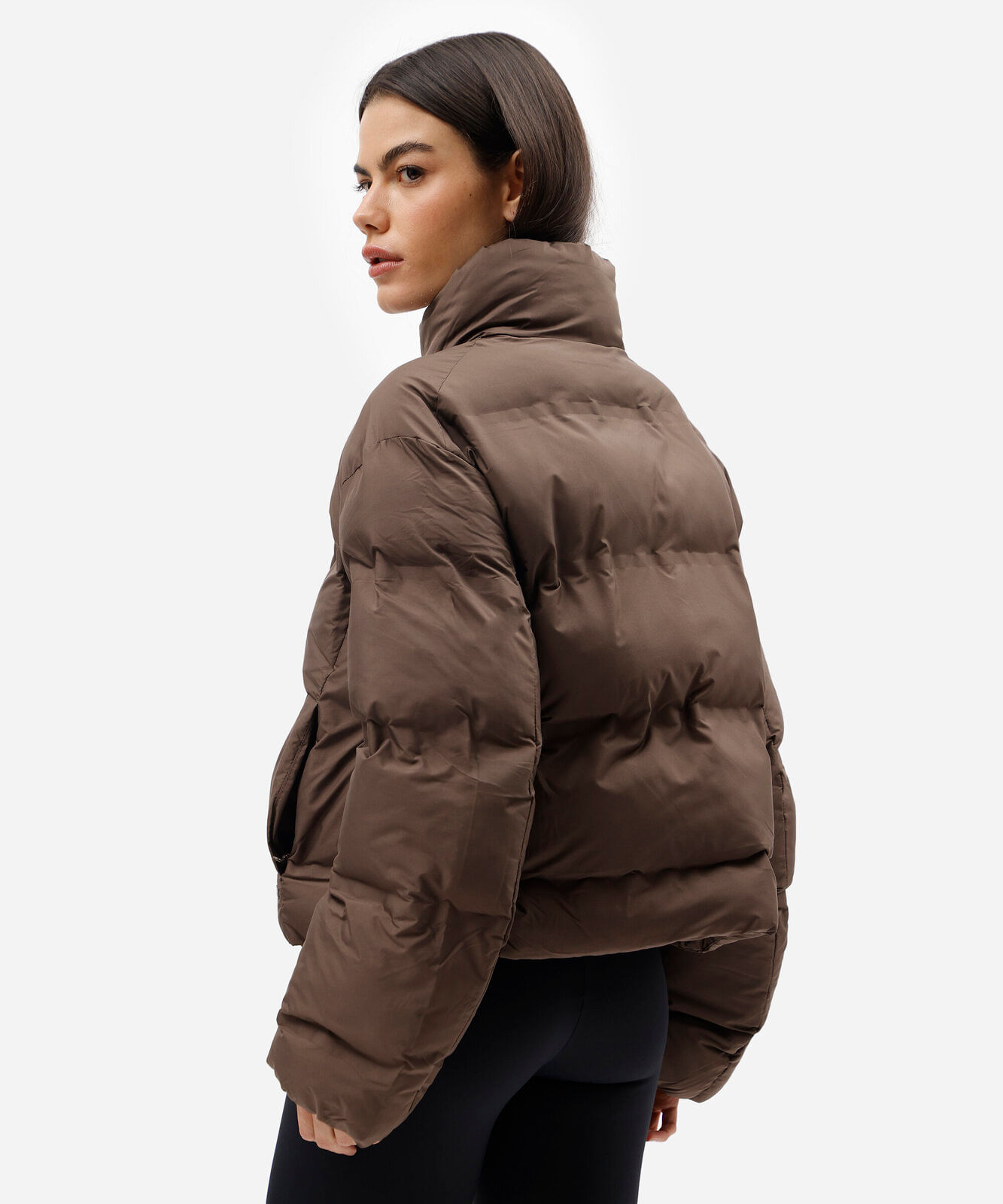 jaqueta puffer feminina esportiva gola alta marrom
