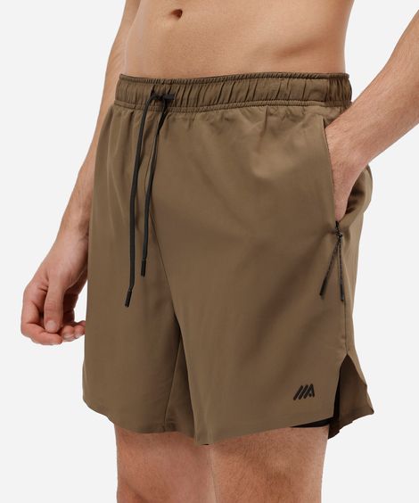 short esportivo masculino com bermuda interna e bolsos com zíper marrom