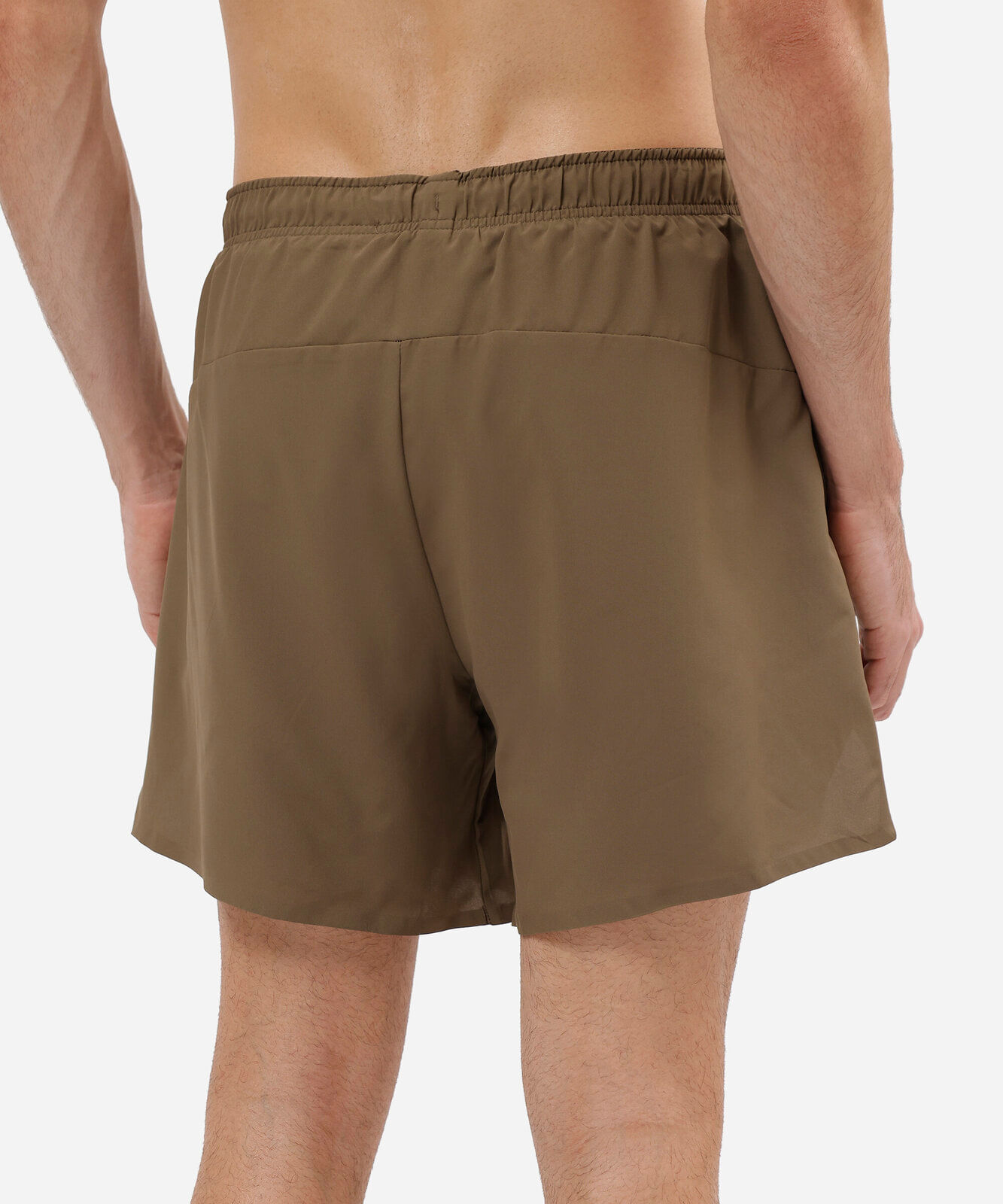 short esportivo masculino com bermuda interna e bolsos com zíper marrom