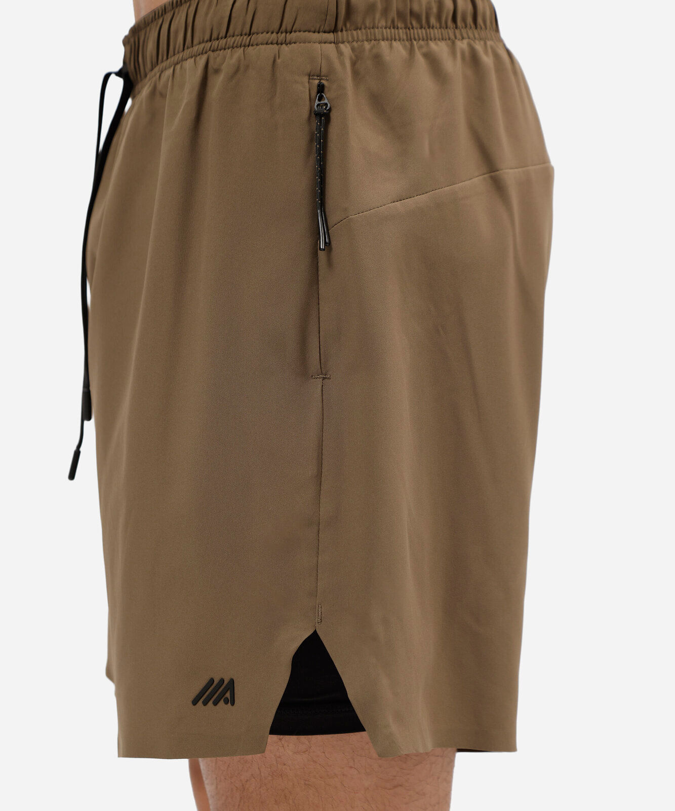 short esportivo masculino com bermuda interna e bolsos com zíper marrom