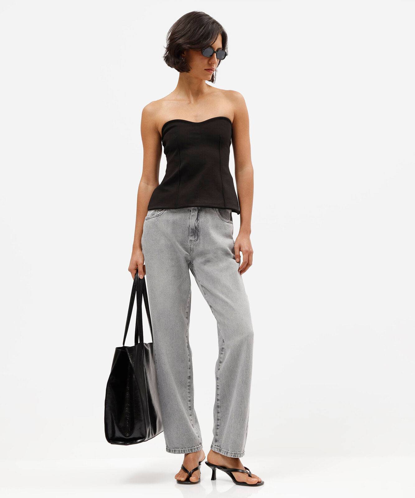 top feminino estruturado estilo corset sem alças com decote coração preto