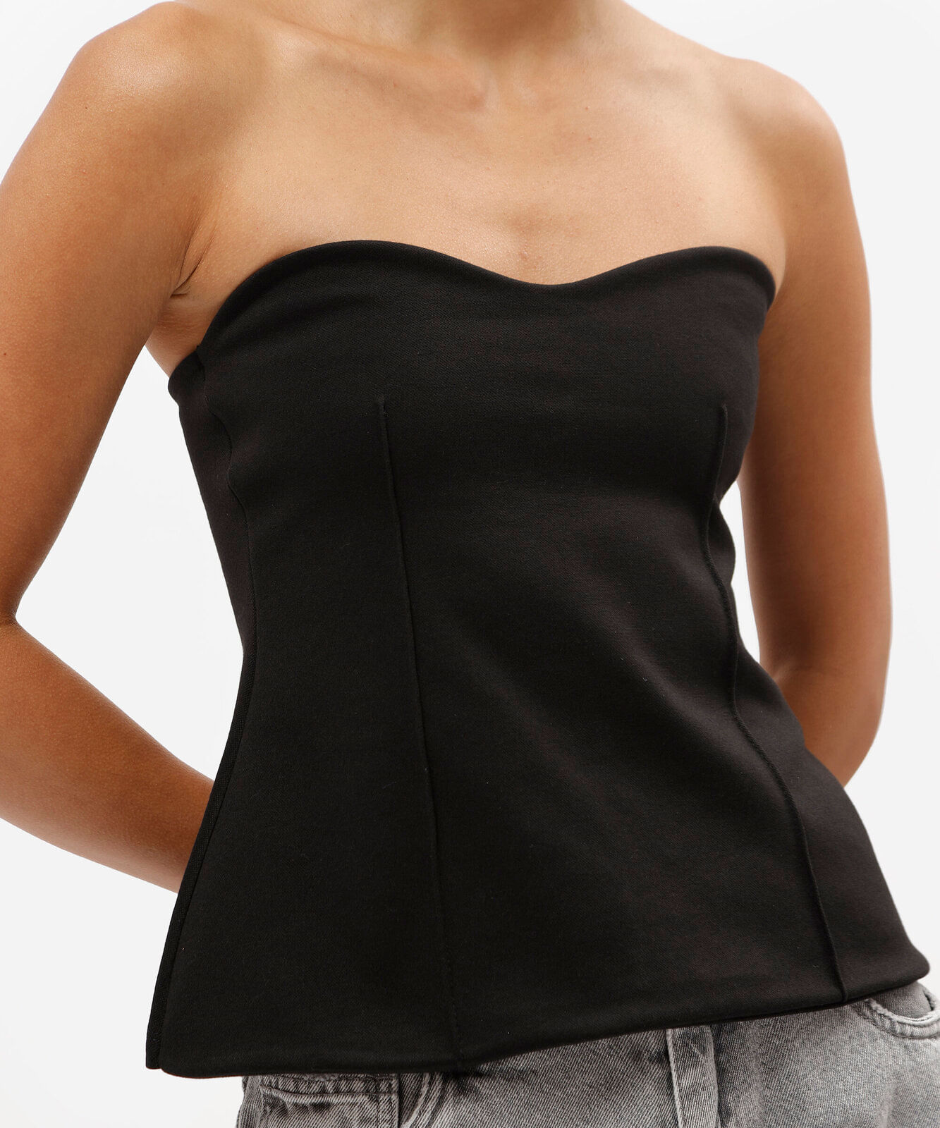 top feminino estruturado estilo corset sem alças com decote coração preto
