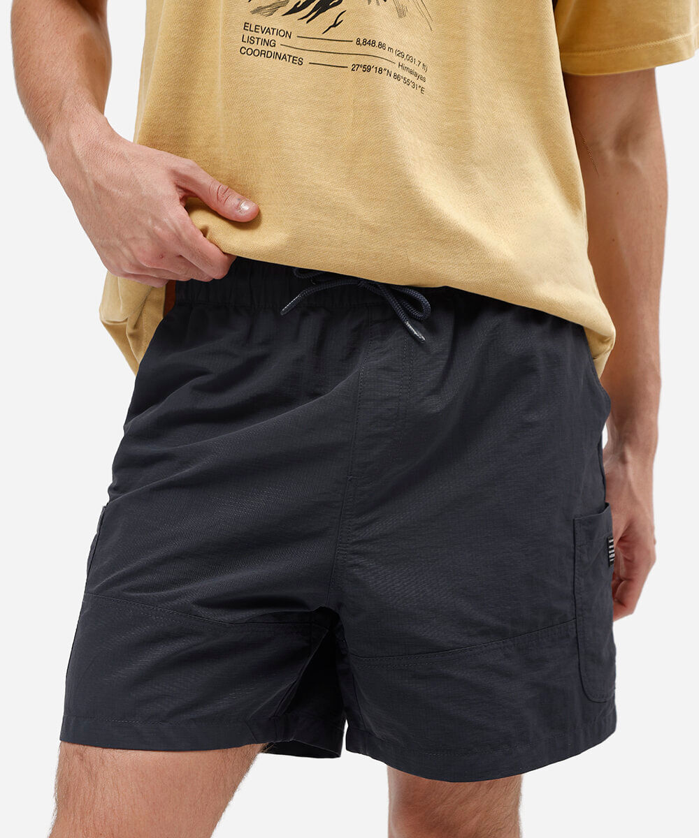 short cargo texturizado com cordão azul