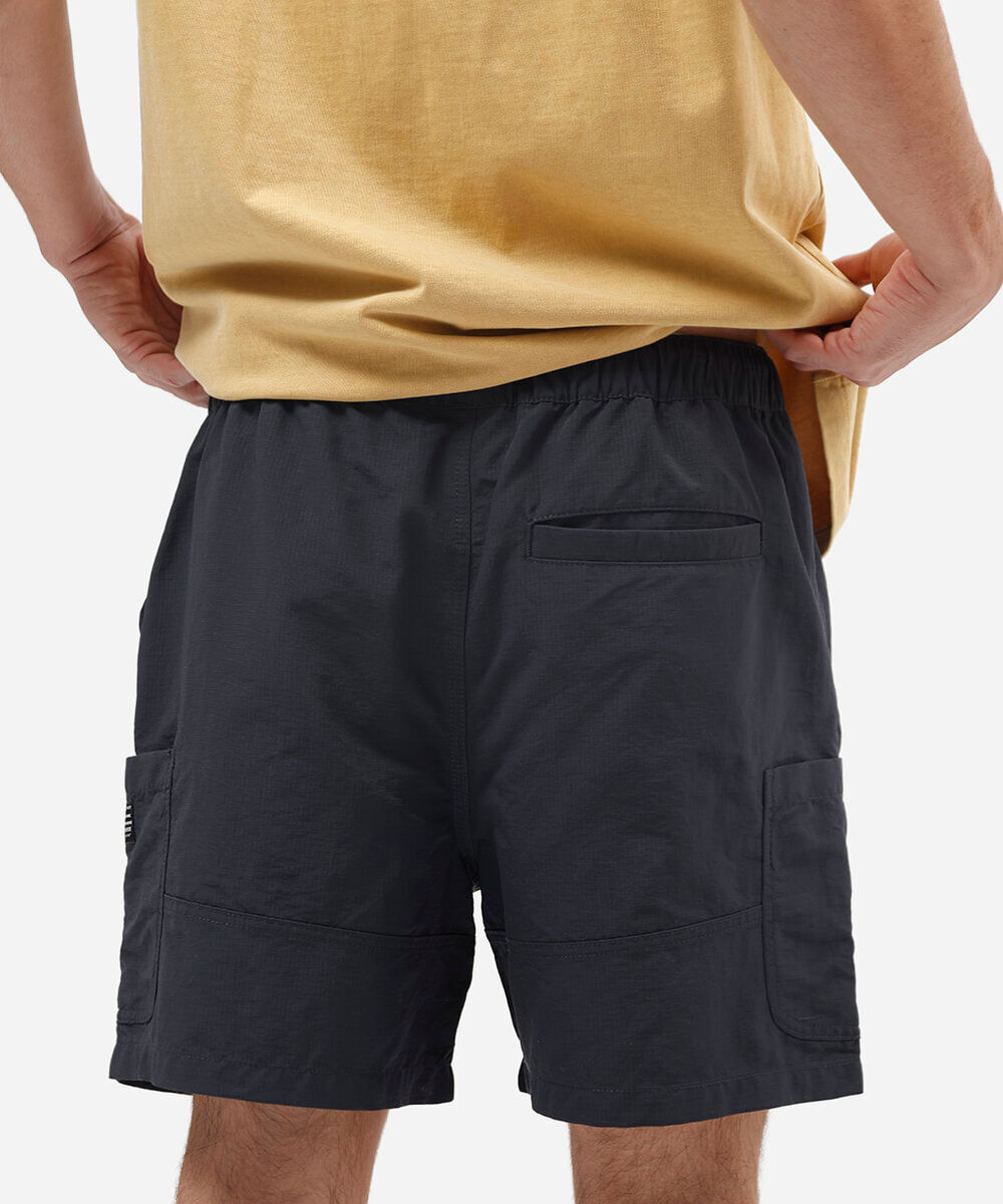 short cargo texturizado com cordão azul