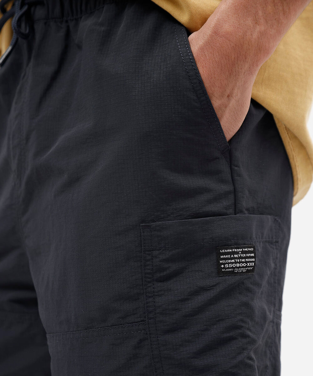 short cargo texturizado com cordão azul