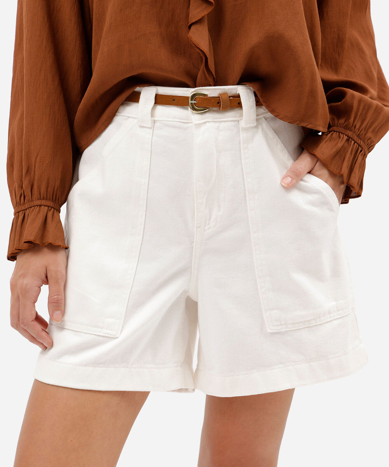 short feminino de sarja com cinto cintura alta off white