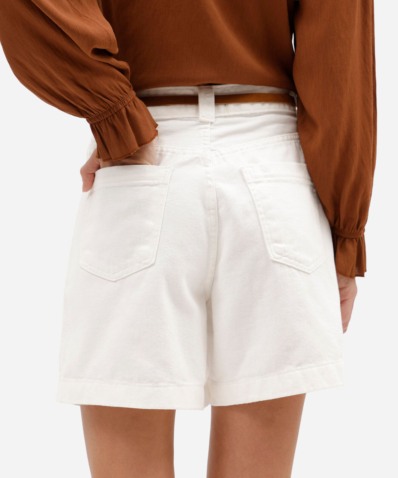 short feminino de sarja com cinto cintura alta off white