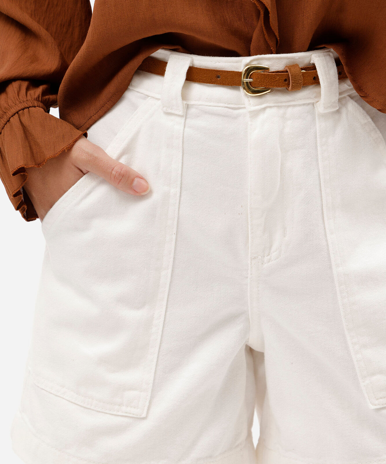 short feminino de sarja com cinto cintura alta off white