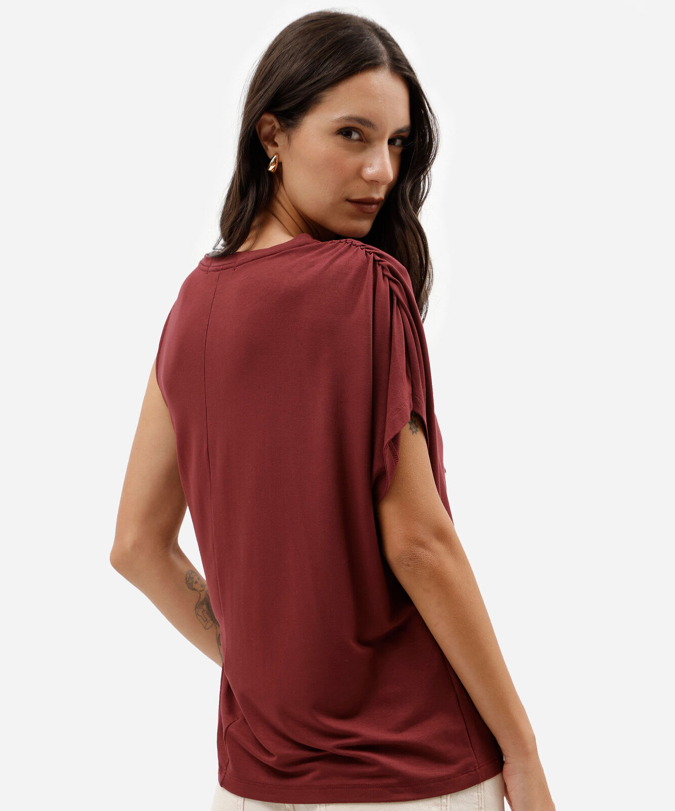 blusa feminina de viscose decote canoa franzida assimétrica vinho