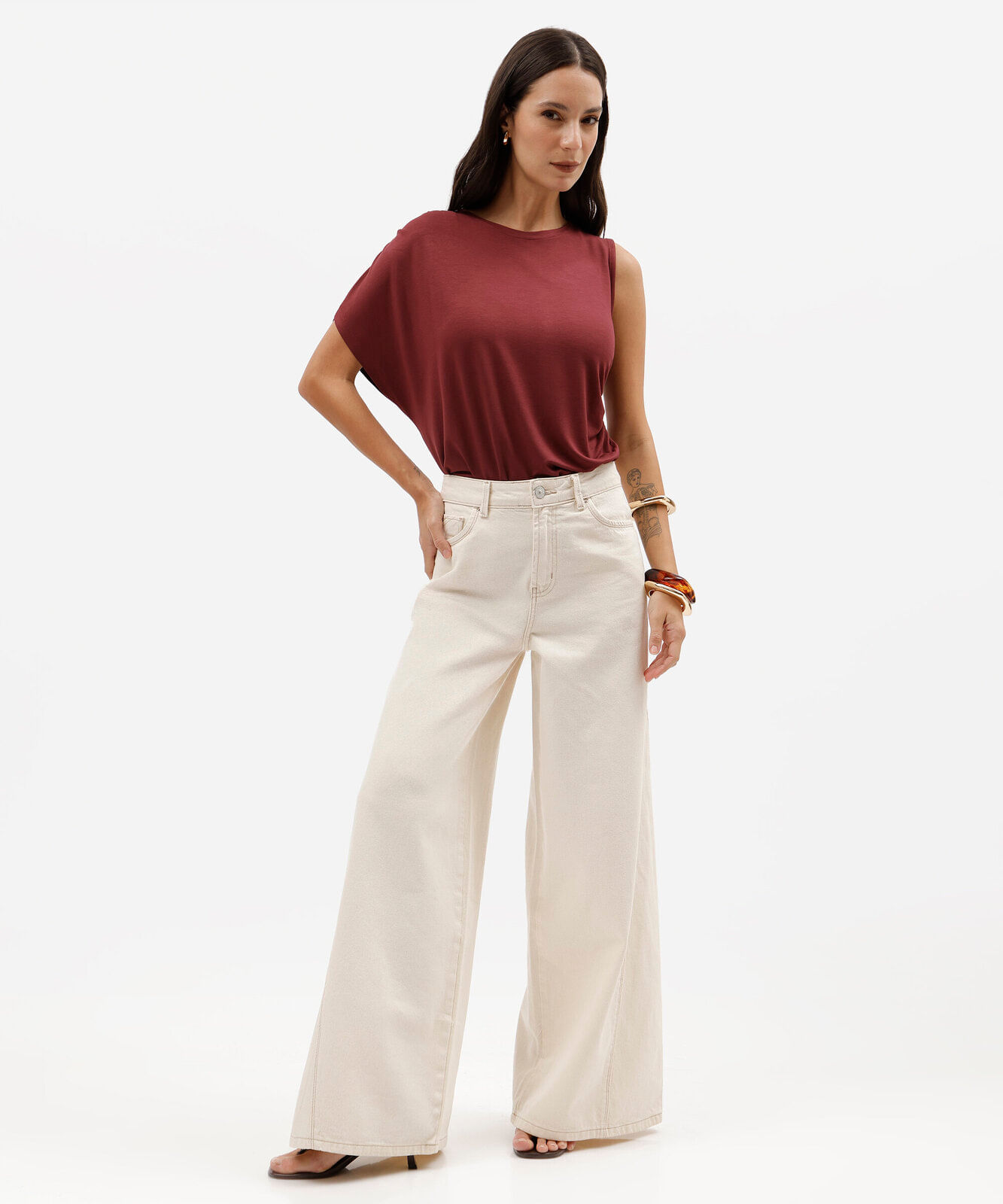 blusa feminina de viscose decote canoa franzida assimétrica vinho
