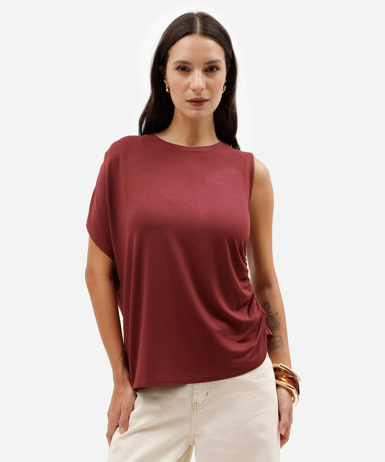 blusa feminina de viscose decote canoa franzida assimétrica vinho