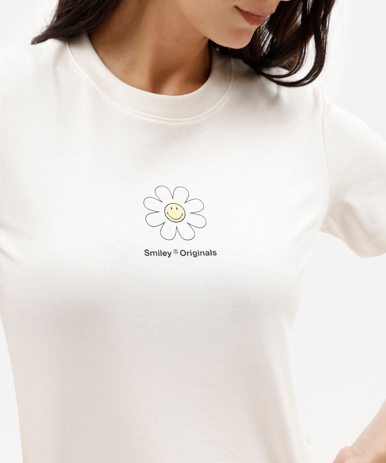 camiseta feminina slim de algodão interlock com estampa smiley off white