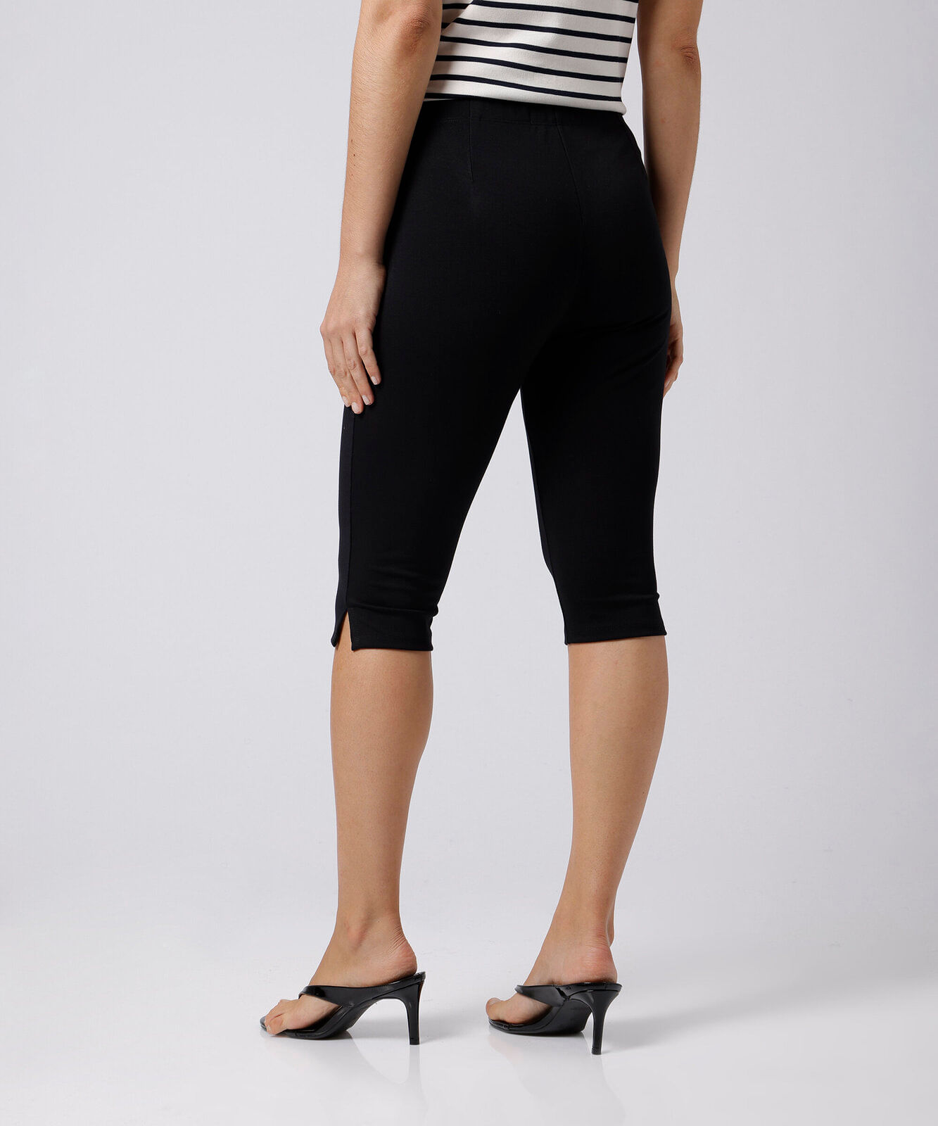 calça capri feminina com viscose e fenda mindset preta
