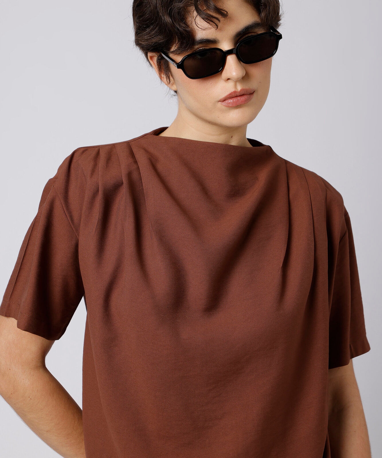 blusa feminina com pregas manga curta mindset marrom