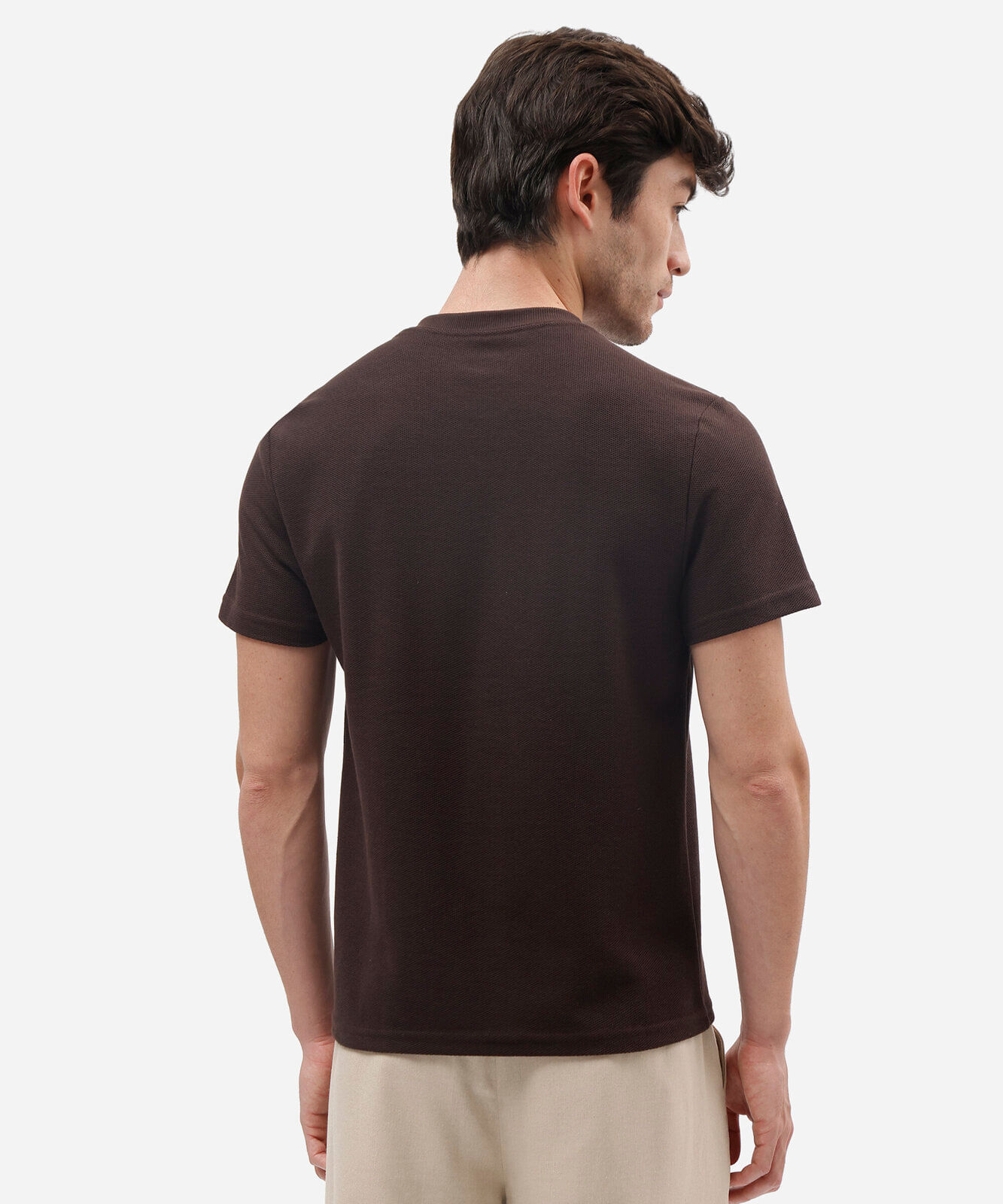 camiseta henley masculina slim em malha favo marrom