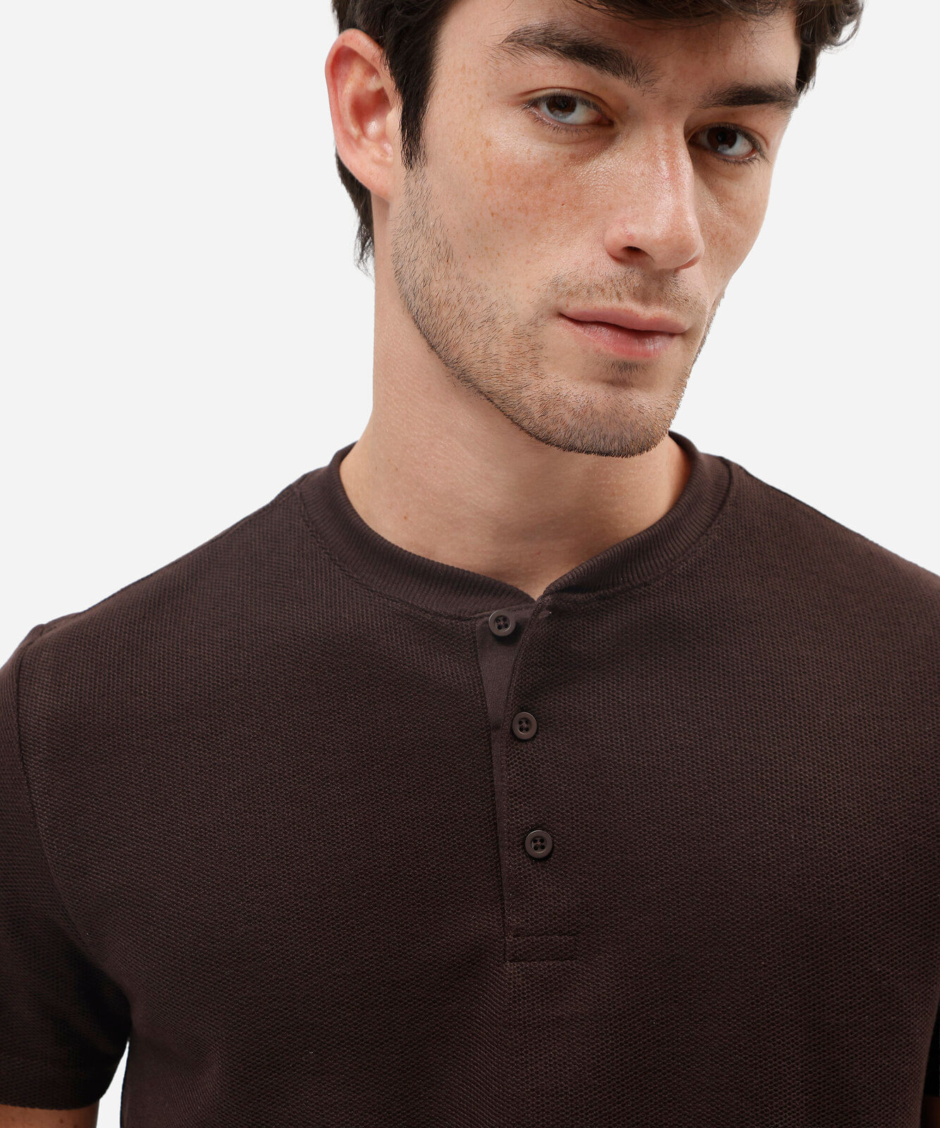 camiseta henley masculina slim em malha favo marrom