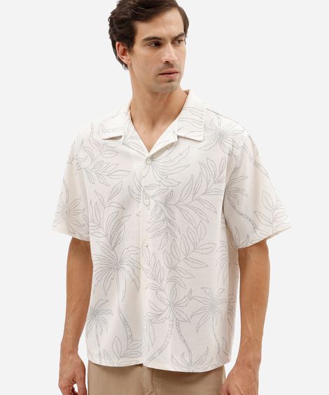 camisa masculina relaxed com gola cubana e estampa de folhagem off white