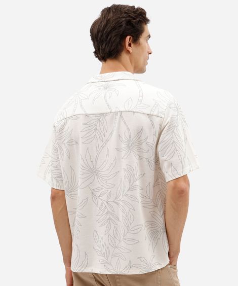 camisa masculina relaxed com gola cubana e estampa de folhagem off white
