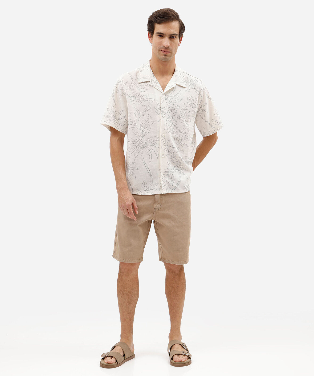 camisa masculina relaxed com gola cubana e estampa de folhagem off white