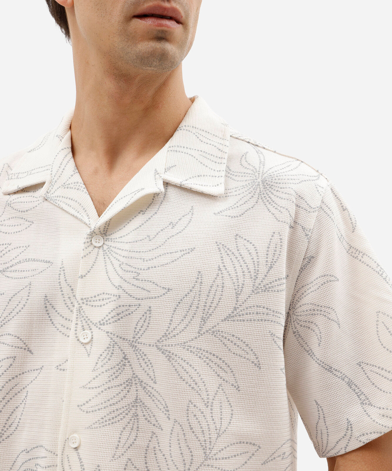 camisa masculina relaxed com gola cubana e estampa de folhagem off white
