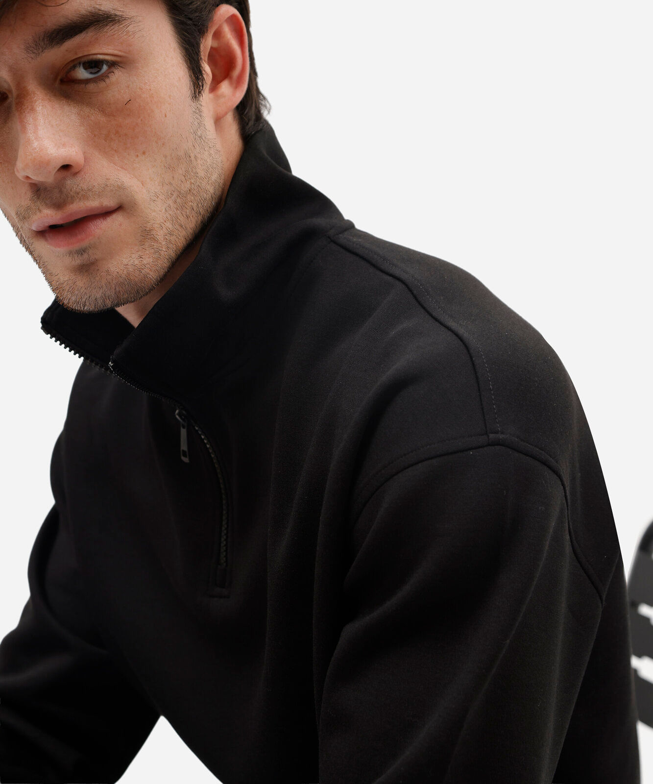 moletom masculino relaxed com gola esporte e zíper frontal preto