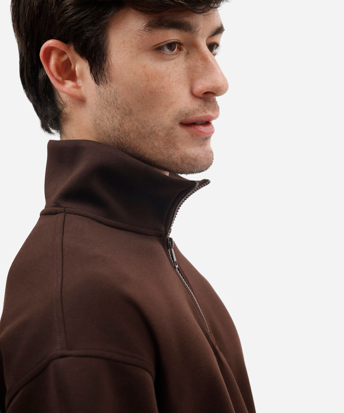 moletom masculino relaxed com gola esporte e zíper frontal marrom