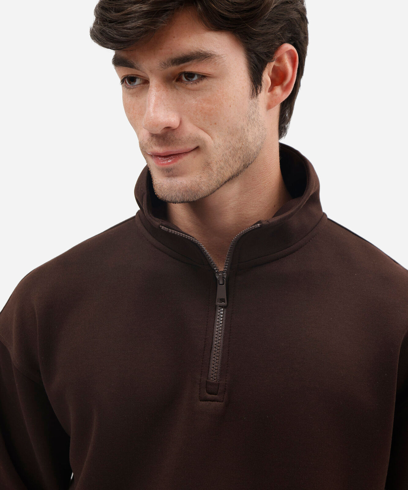 moletom masculino relaxed com gola esporte e zíper frontal marrom