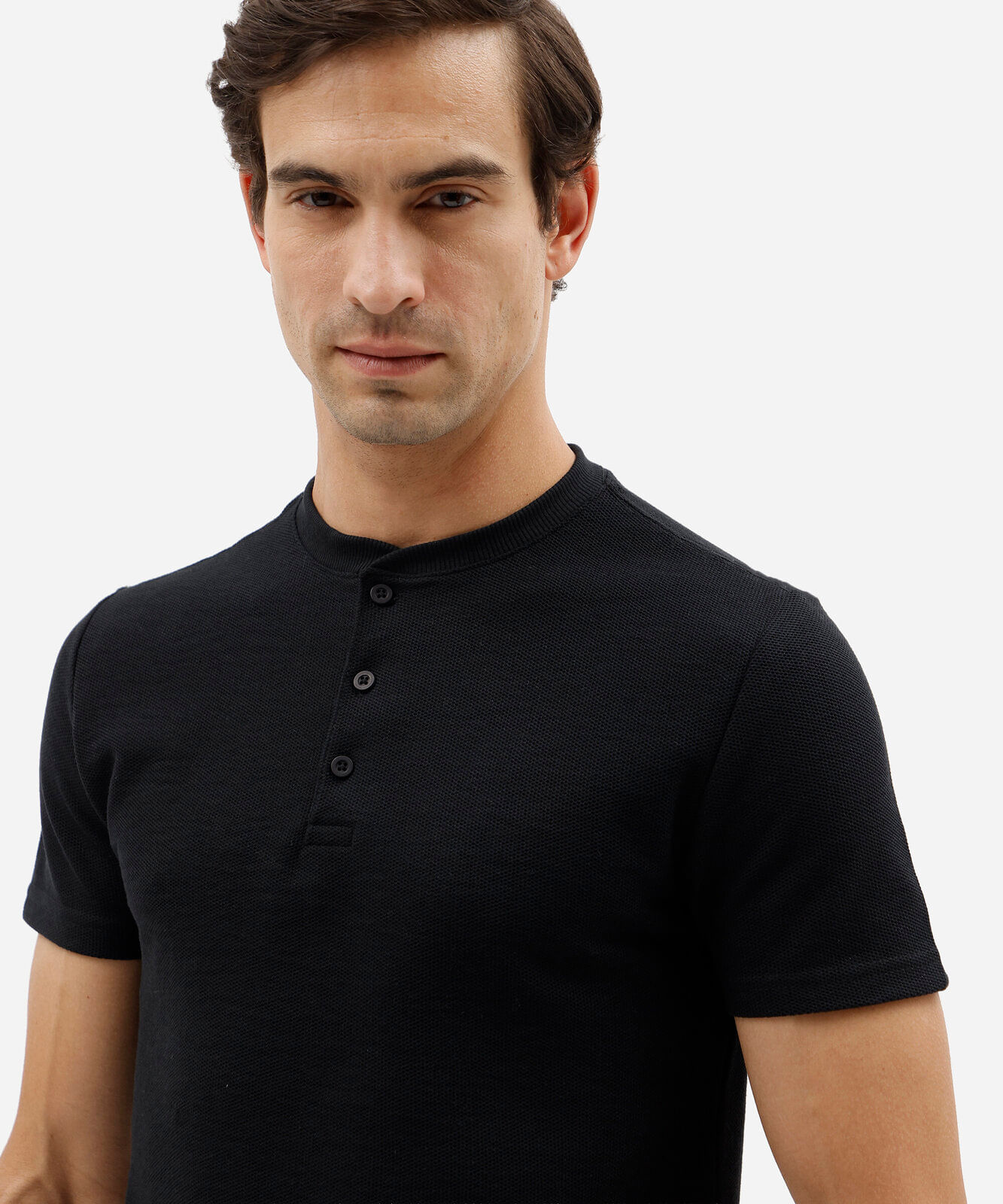 camiseta henley masculina slim em malha favo preta