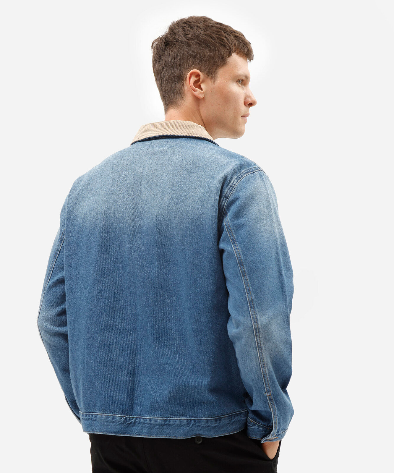 jaqueta jeans masculina com gola contraste e fechamento em zíper azul
