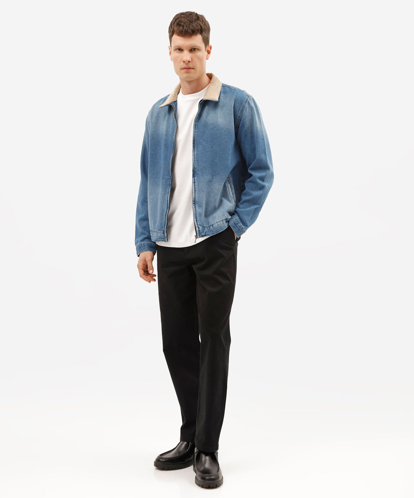 jaqueta jeans masculina com gola contraste e fechamento em zíper azul