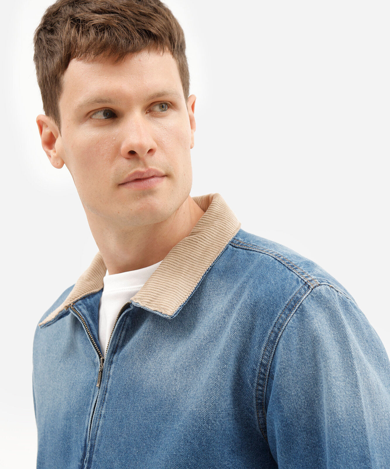 jaqueta jeans masculina com gola contraste e fechamento em zíper azul