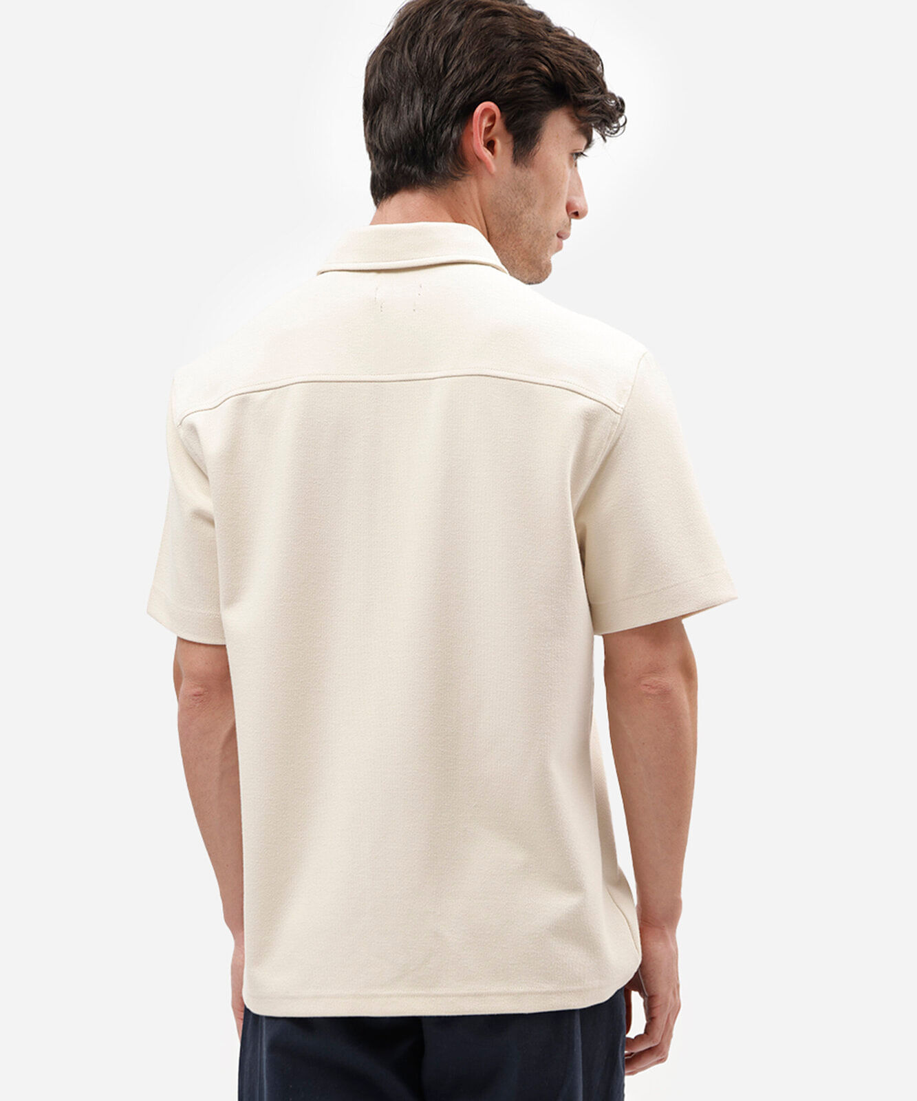 camisa masculina manga curta com bolso bege