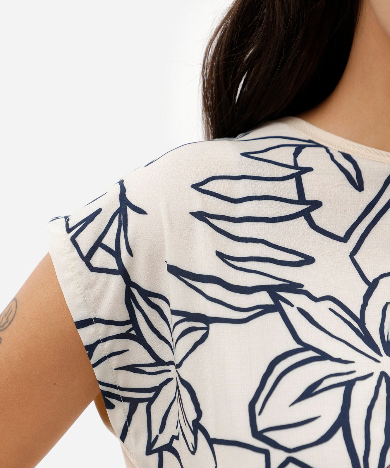 blusa feminina com viscose folhagens bege