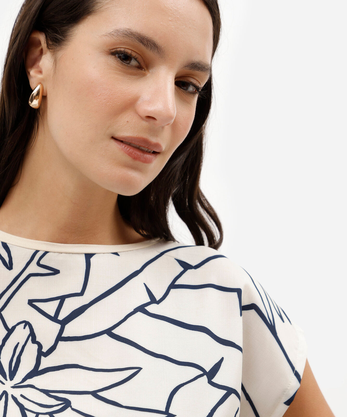 blusa feminina com viscose folhagens bege