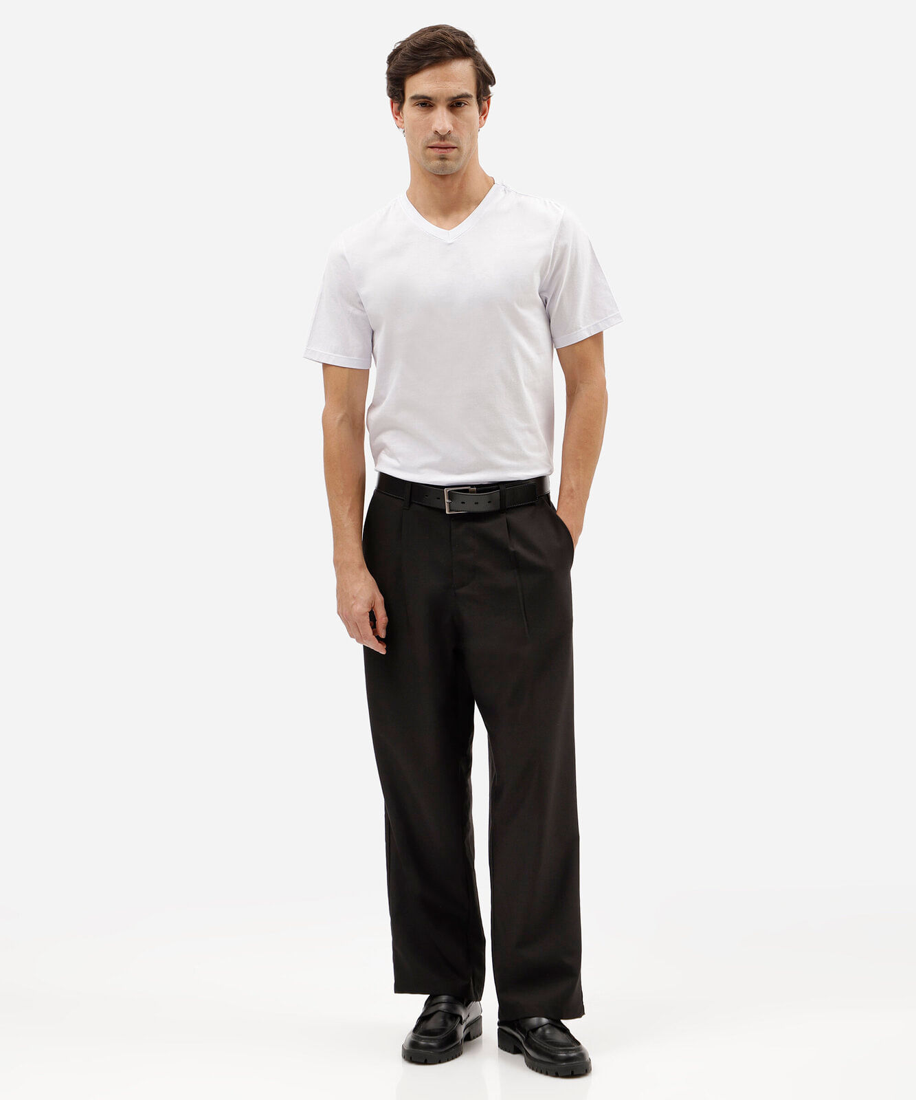 camiseta básica masculina comfort de algodão com decote v branca