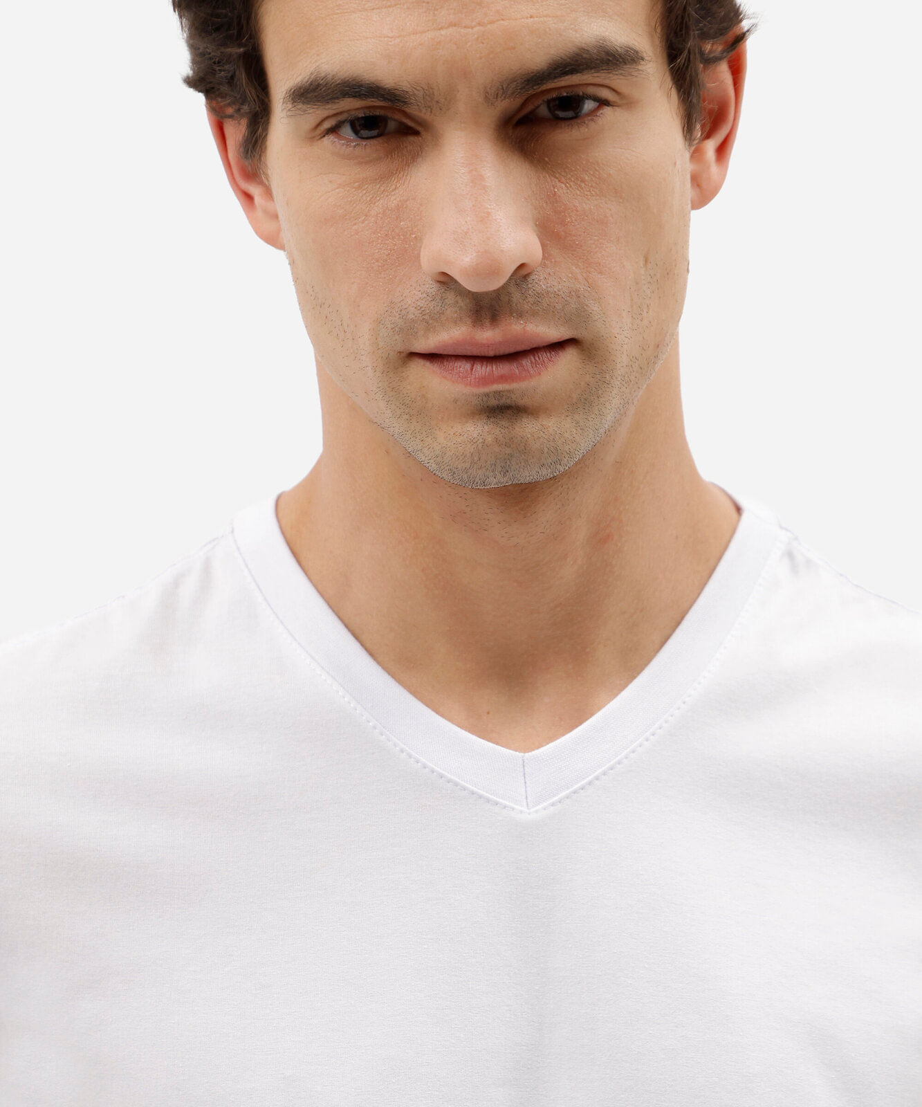 camiseta básica masculina comfort de algodão com decote v branca