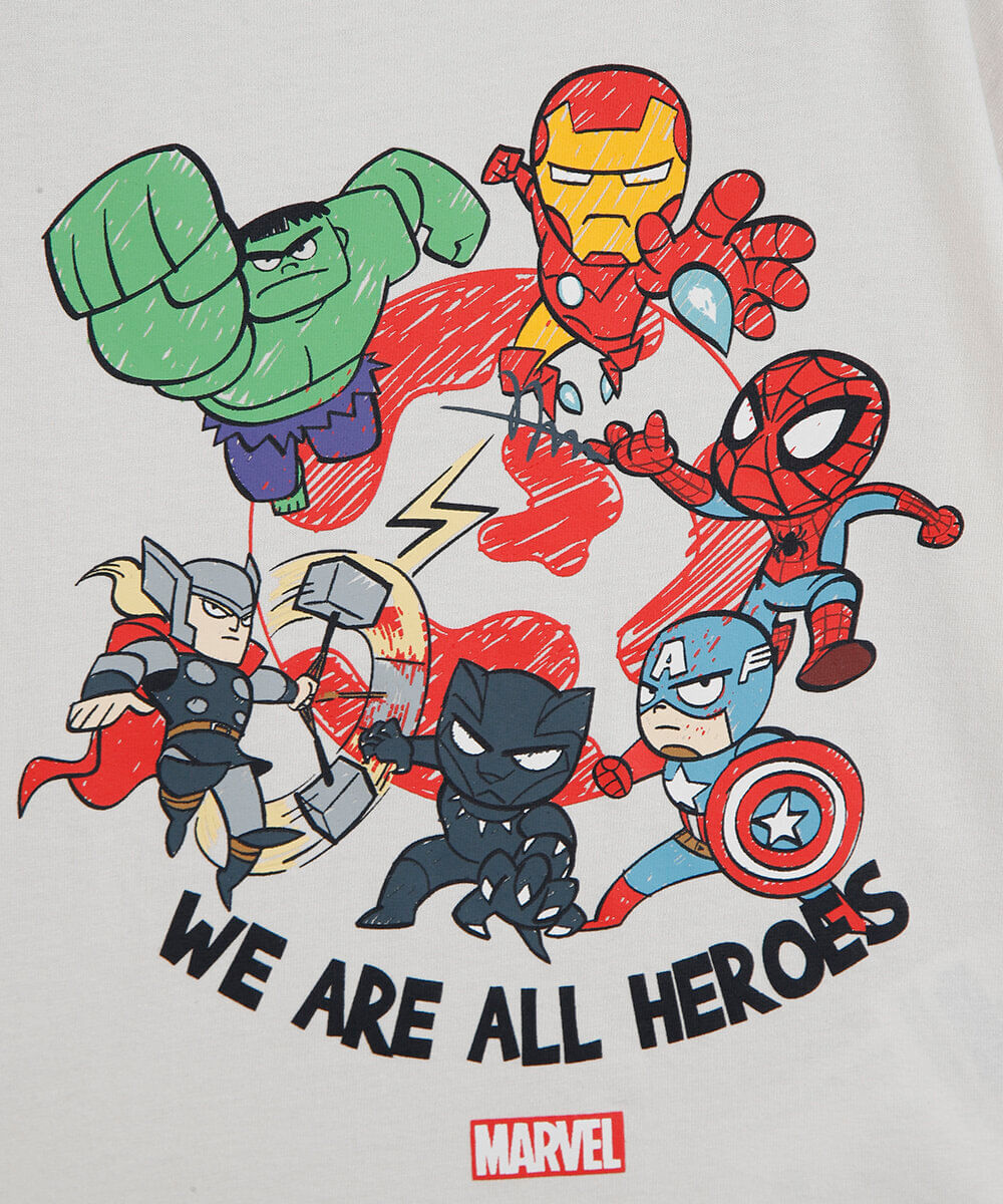 camiseta infantil de algodão com estampa dos heróis marvel off white