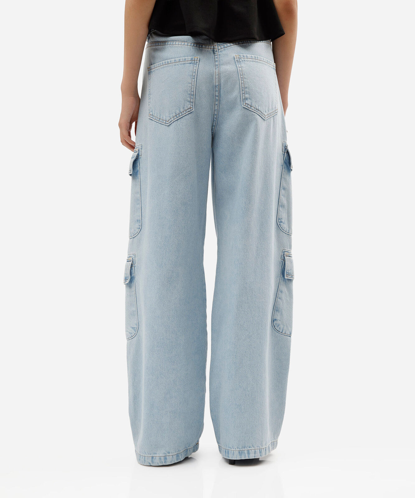 calça skater feminina jeans com bolsos cargo azul