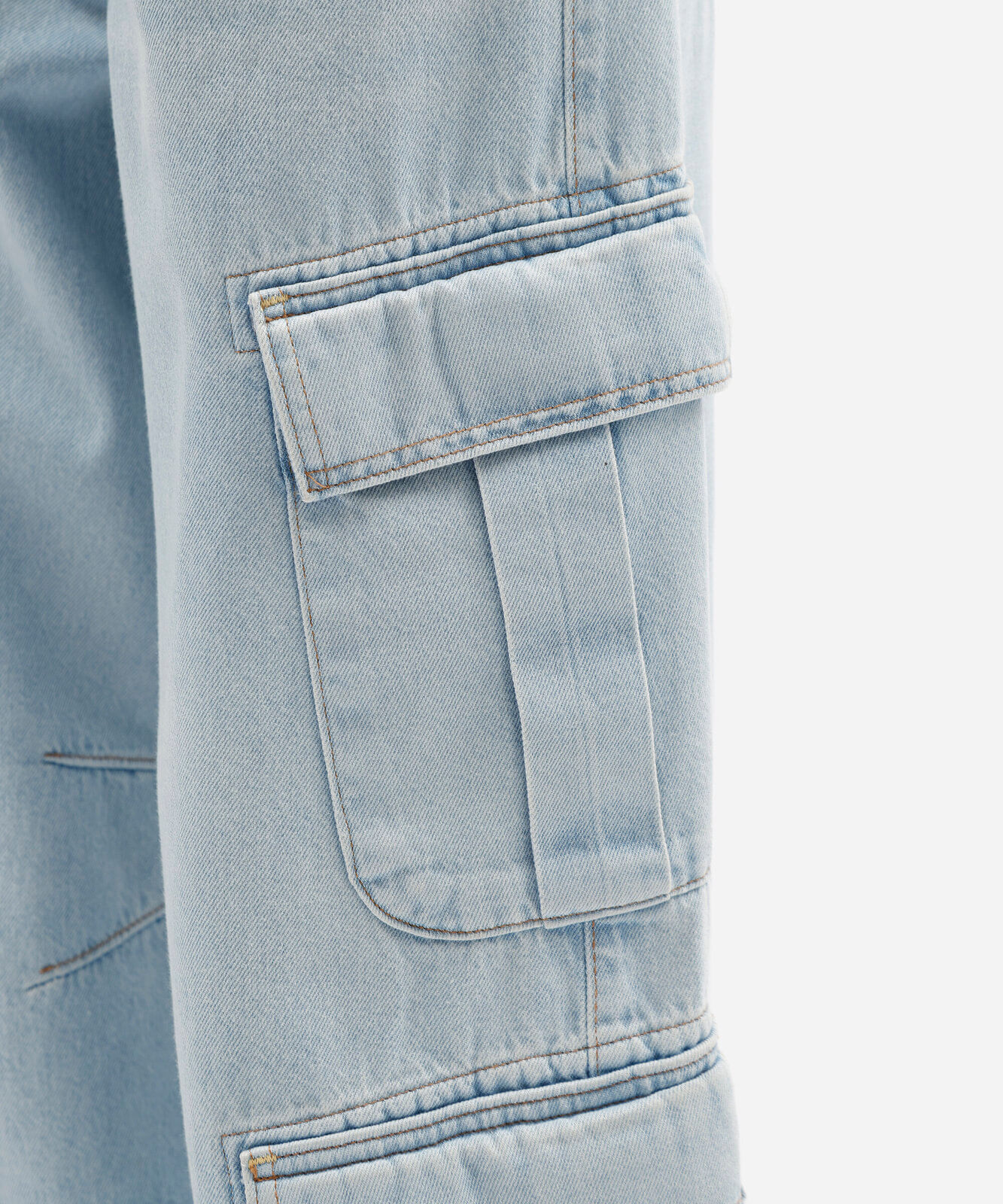 calça skater feminina jeans com bolsos cargo azul