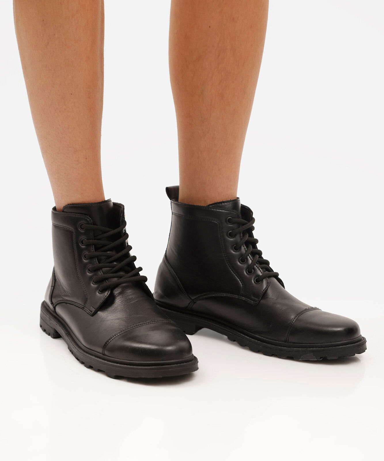 bota coturno cano médio masculina em pu tratorada preta