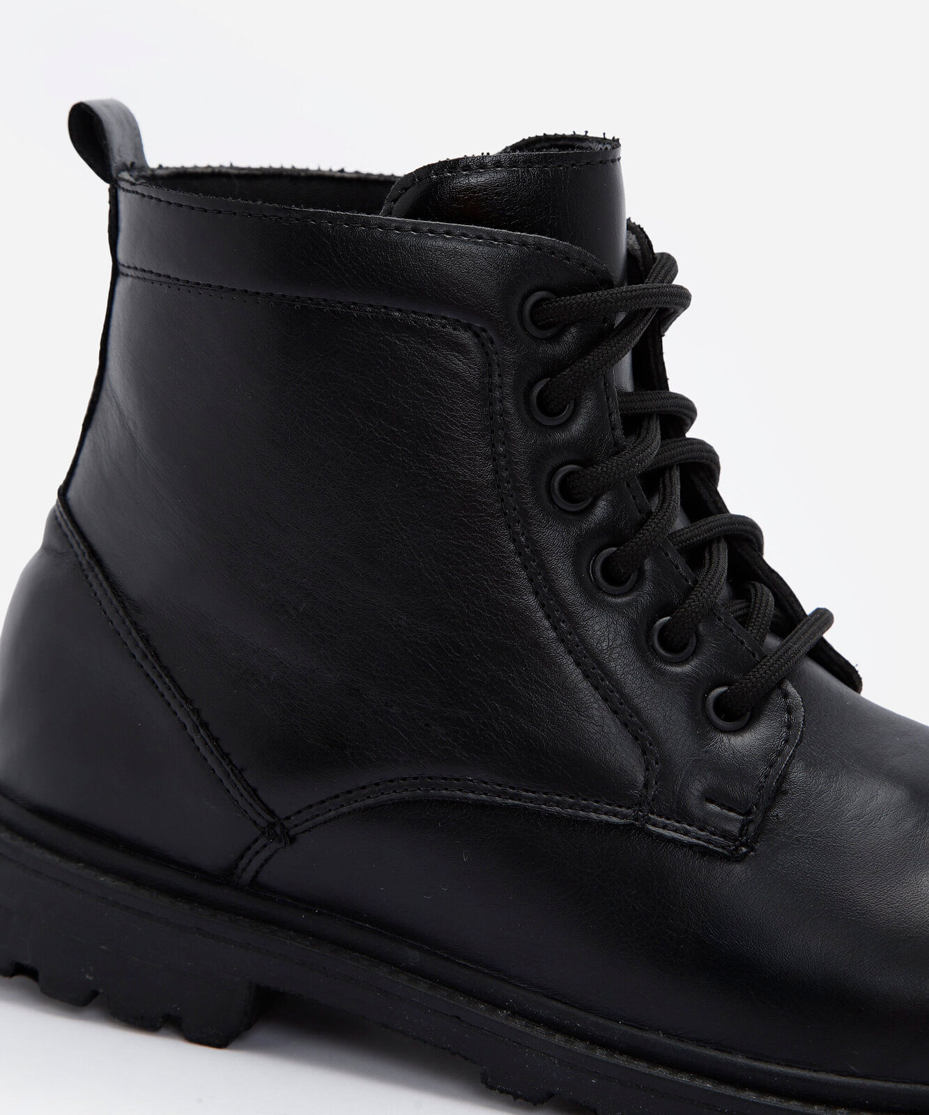 bota coturno cano médio masculina em pu tratorada preta