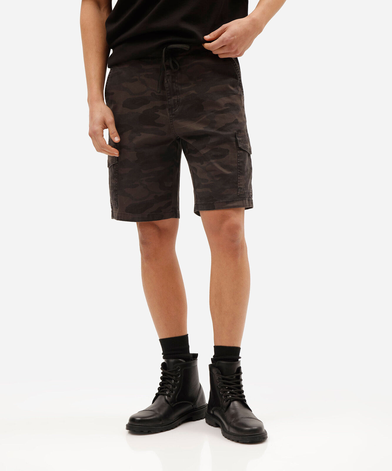 bermuda cargo masculina de sarja camuflada preta