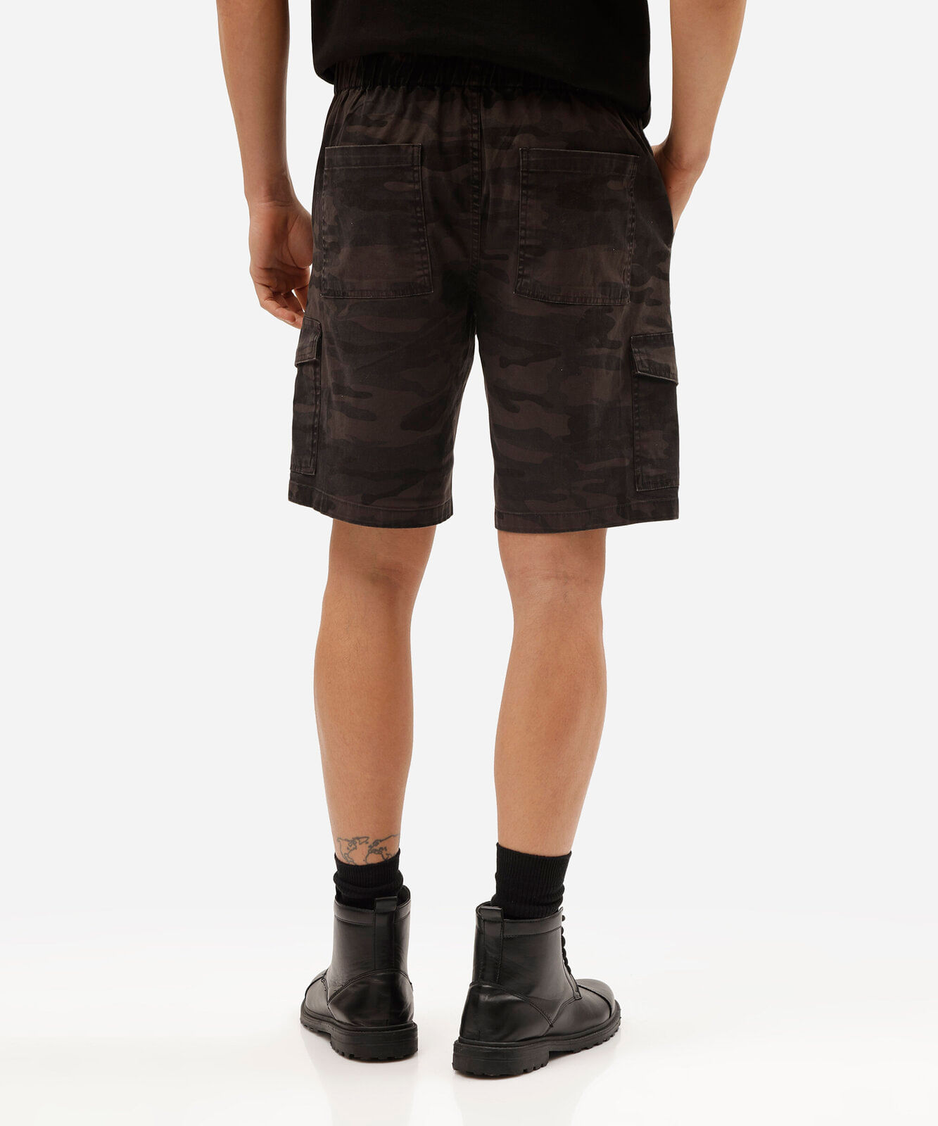 bermuda cargo masculina de sarja camuflada preta