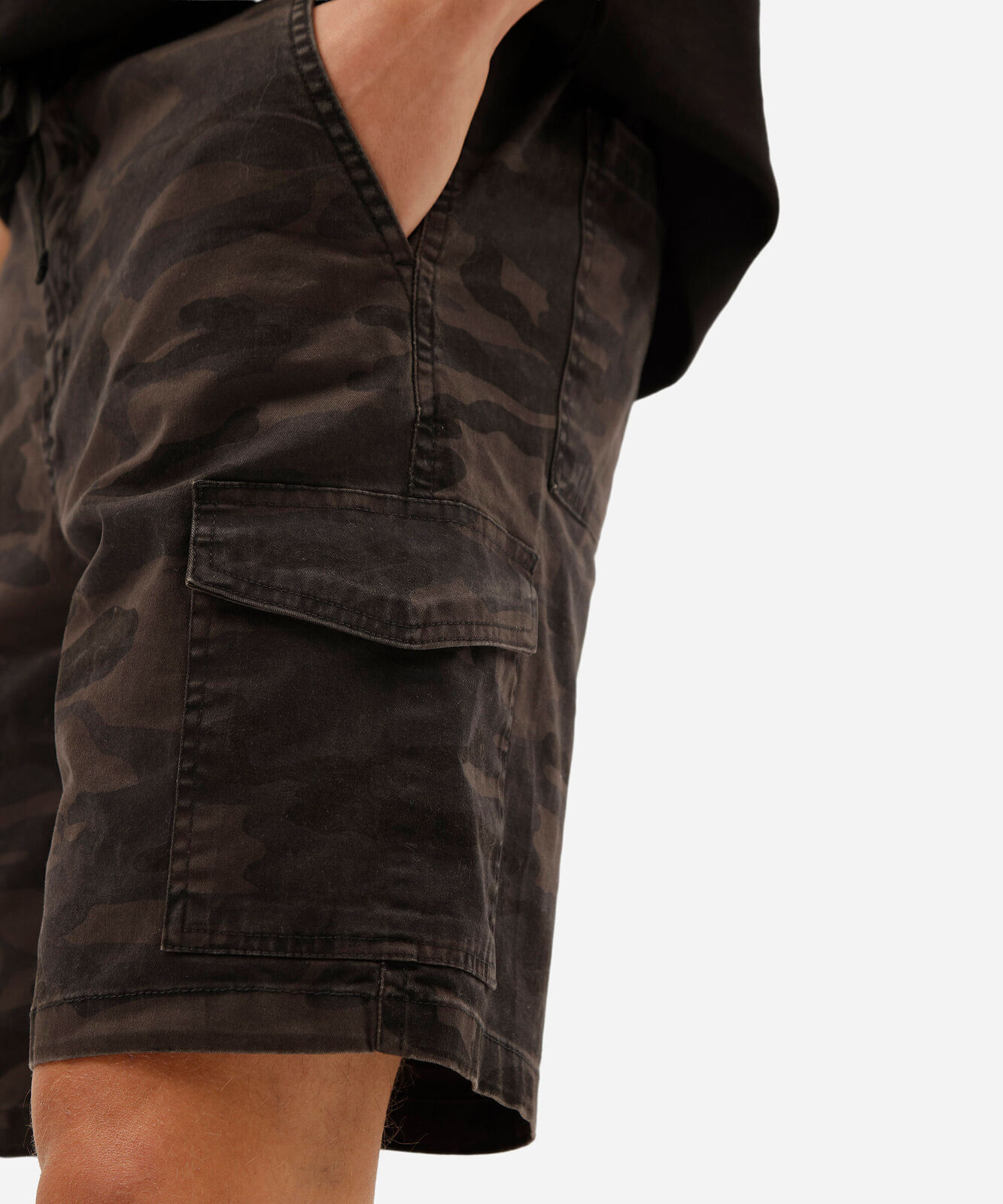 bermuda cargo masculina de sarja camuflada preta