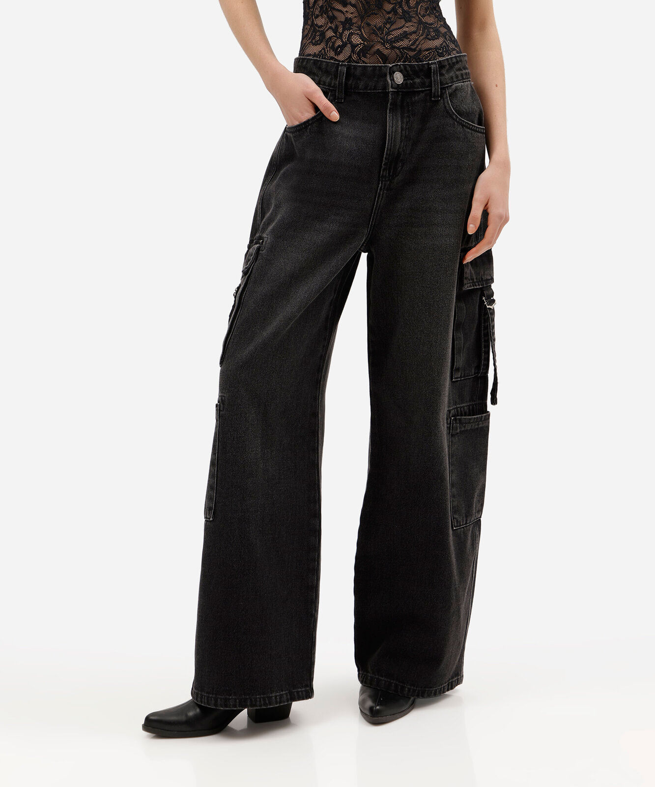 calça skater feminina jeans com bolsos cargo preta