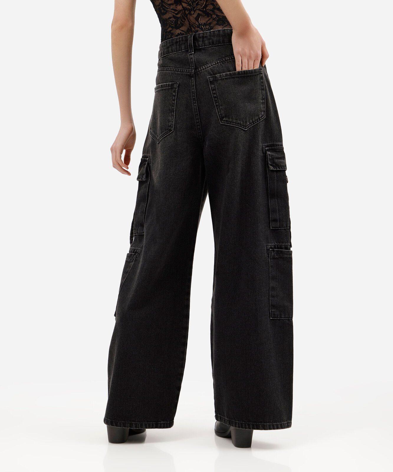 calça skater feminina jeans com bolsos cargo preta