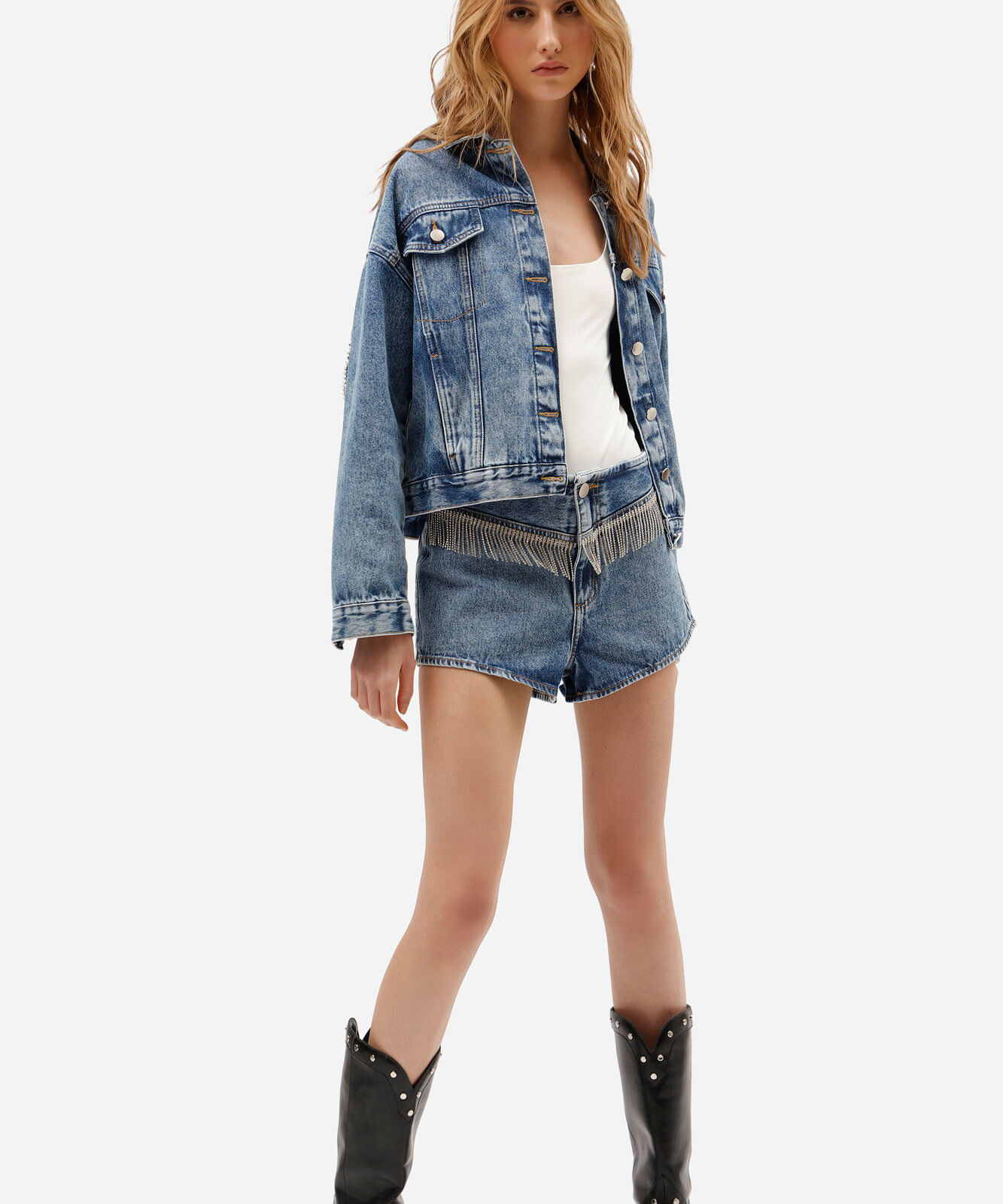 short feminino jeans cintura média com franjas de brilhos azul