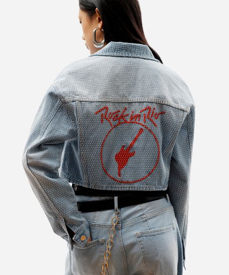 jaqueta cropped feminina jeans com bordado e brilhos rock in rio azul