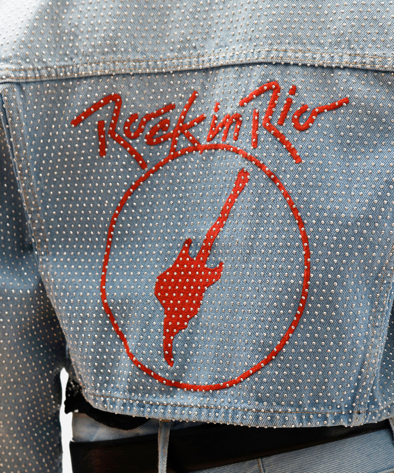jaqueta cropped feminina jeans com bordado e brilhos rock in rio azul
